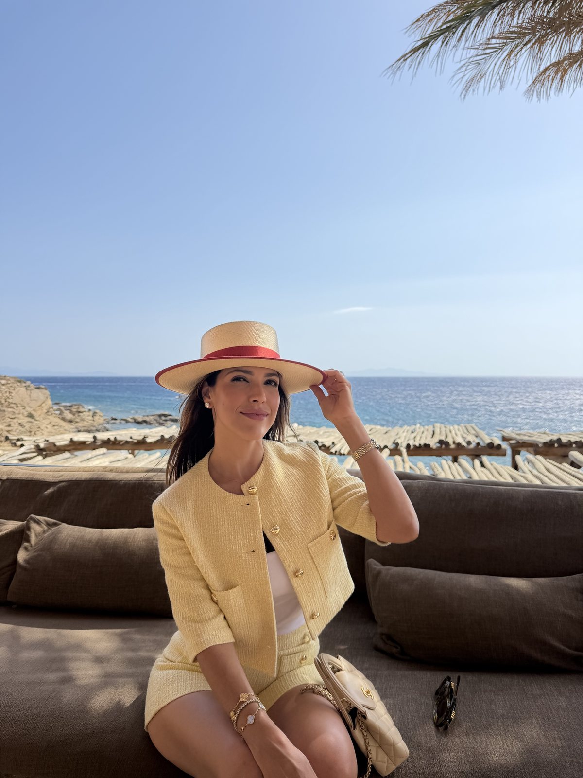 Lily Alvarado sonriendo frente al mar